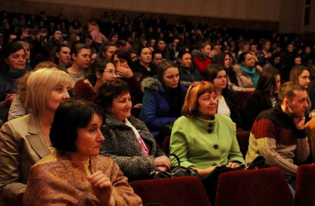 викладачі і студенти під час перегляду вистави 